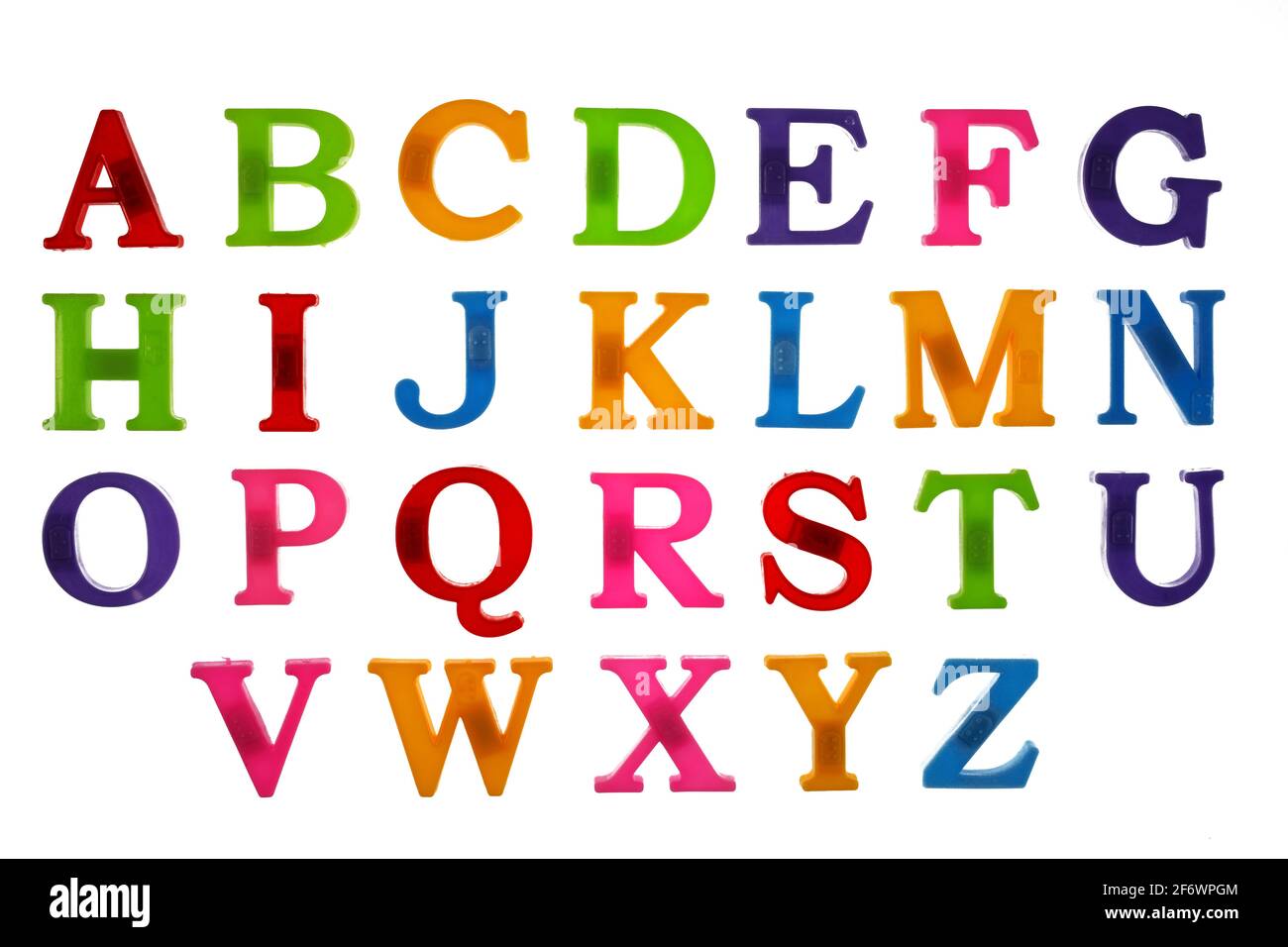 Lettres colorées en plastique, alphabet anglais sur fond blanc, isoler, vue du dessus. Banque D'Images
