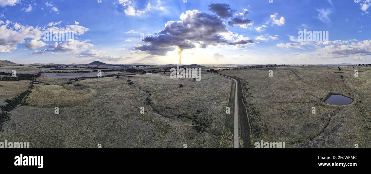 Vue panoramique aérienne montrant la campagne australienne et le paysage de la route de campagne avec les terres agricoles, la culture brûlante, district ouest, Victoria, Australie. Banque D'Images
