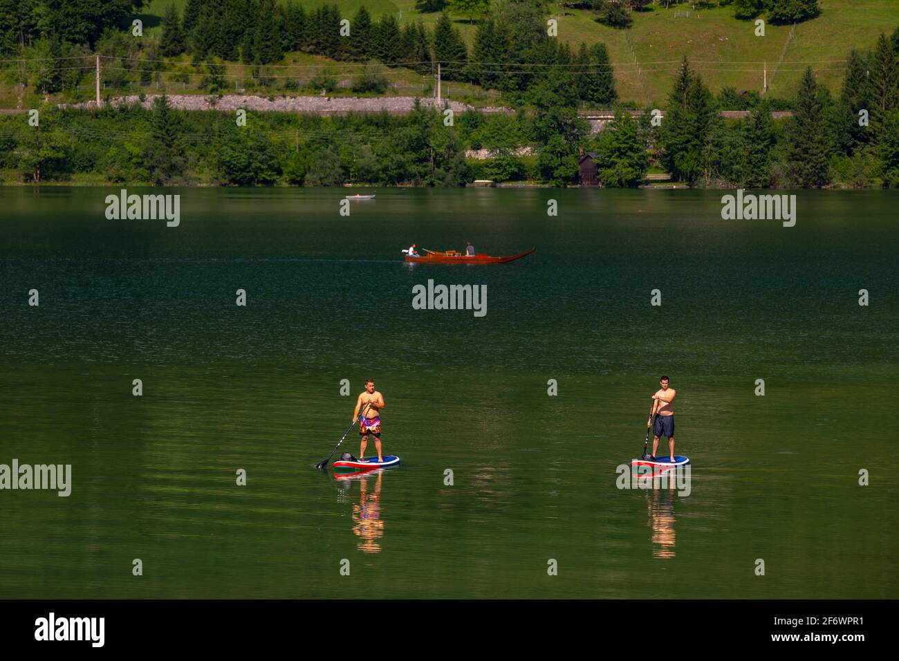 Deux jeunes hommes sur le paddle gonflable de Hallstätter Voir ou le lac Hallstatt en Autriche Banque D'Images