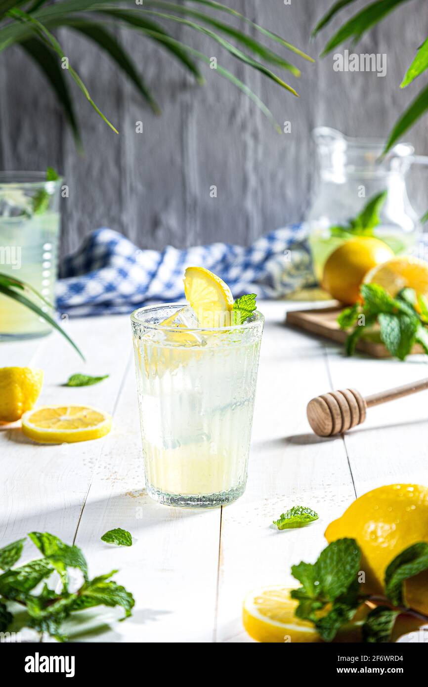 Verre de limonade maison sur fond de bois blanc. Format vertical. Banque D'Images