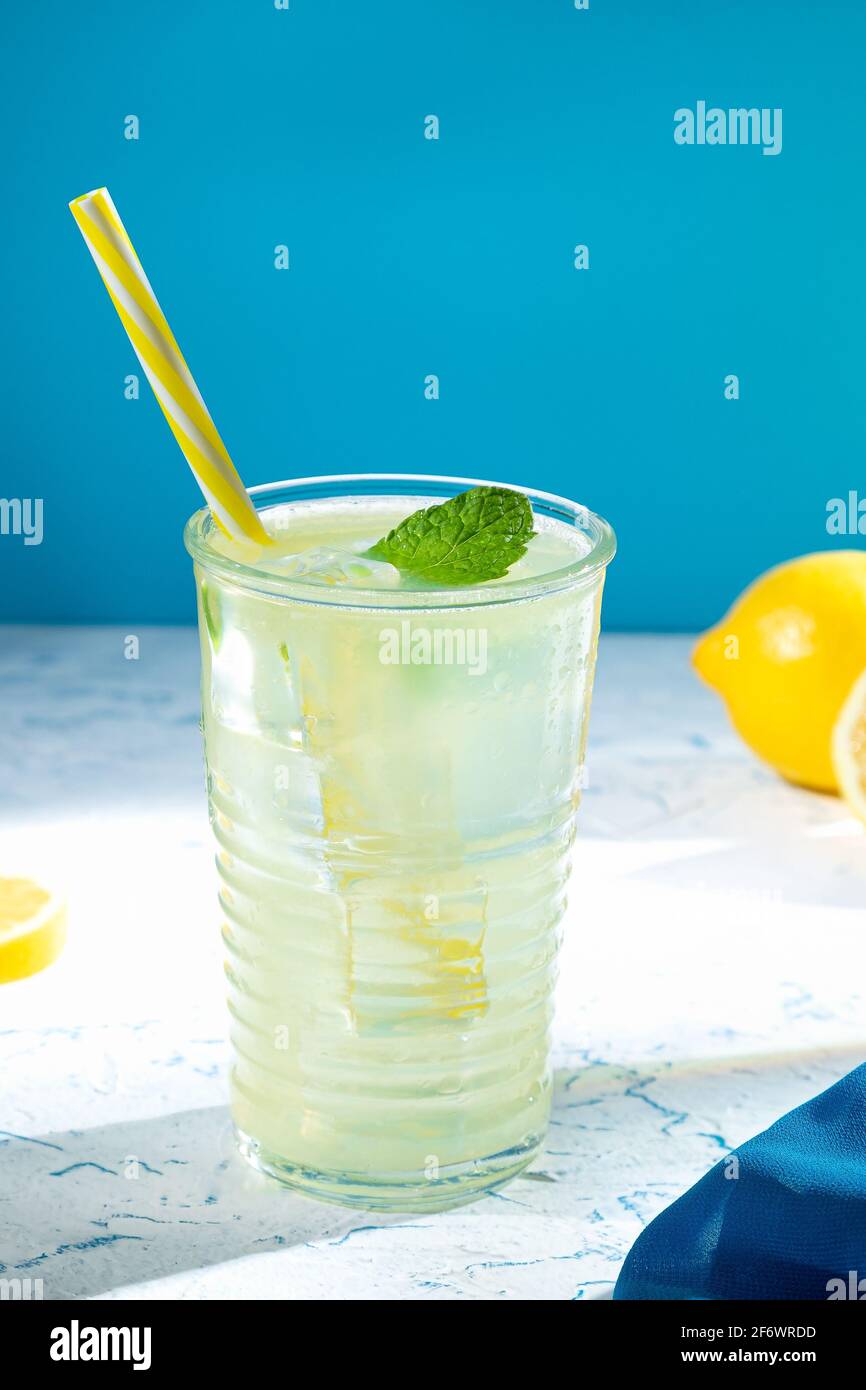 Verre de limonade fraîche maison savoureuse avec espace d'imitation. Format vertical. Banque D'Images