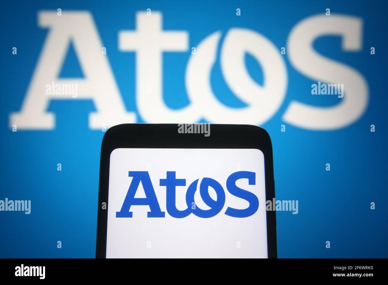 Ukraine. 02 avril 2021. Sur cette photo, le logo Atos d'une société française de technologie de l'information est visible sur un smartphone et un écran de pc. (Photo de Pavlo Gonchar/SOPA Images/Sipa USA) crédit: SIPA USA/Alay Live News Banque D'Images