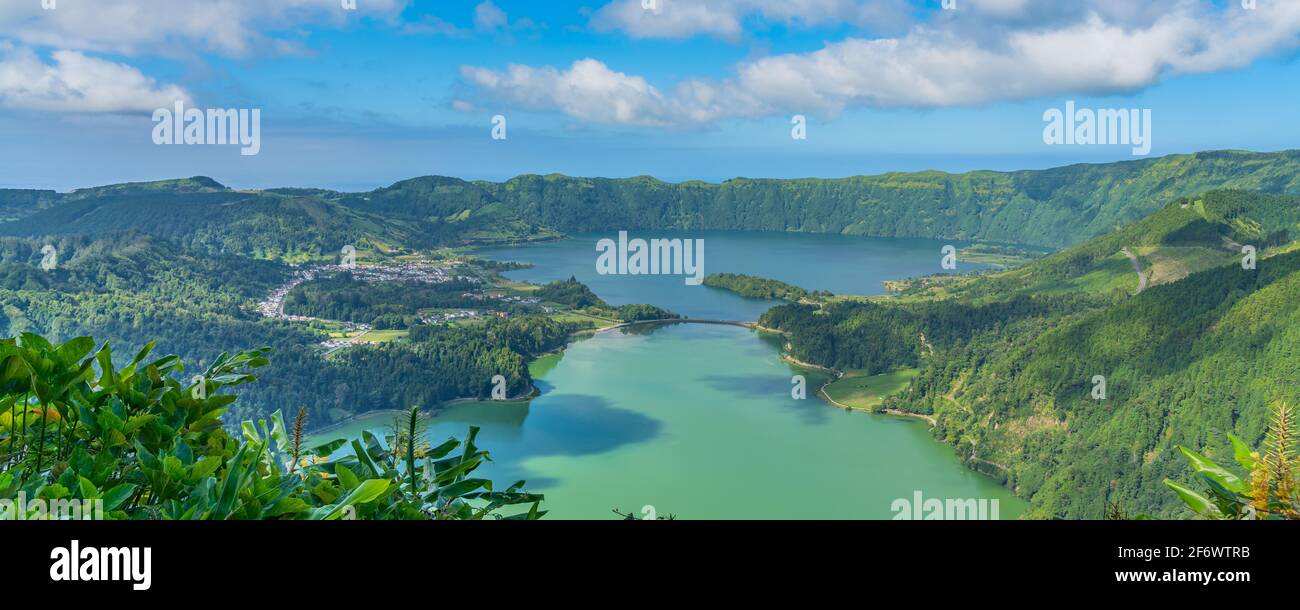 Miradouro da Boca do Inferno surplombant les lacs de Sete Cidades sur l'île de Sao Miguel dans les Açores, Portugal, Panorama Banque D'Images