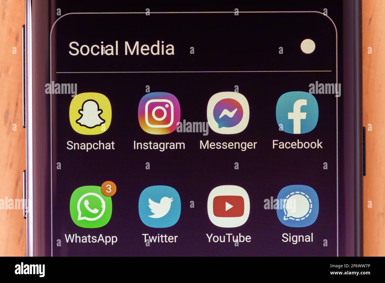 Une sélection groupée d'icônes pour les applications multimédia de médias sociaux dans un dossier sur l'écran d'un smartphone, y compris Snapchat, Instagram, Facebook et Twitter Banque D'Images