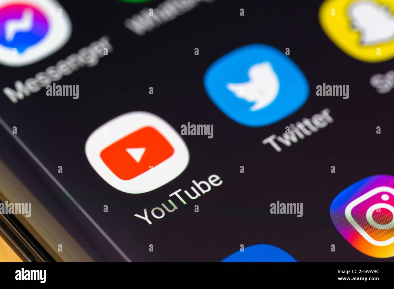 Gros plan macro de l'application YouTube sur l'écran d'un smartphone. YouTube est une plate-forme américaine de partage de vidéos en ligne Banque D'Images