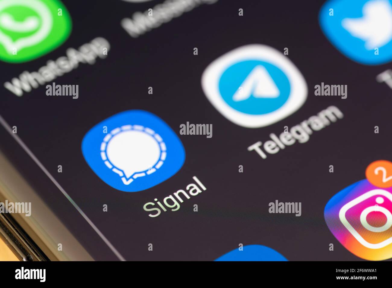 Gros plan macro de l'application signal sur l'écran d'un smartphone. Signal est un service de messagerie chiffré centralisé multi plate-forme Banque D'Images