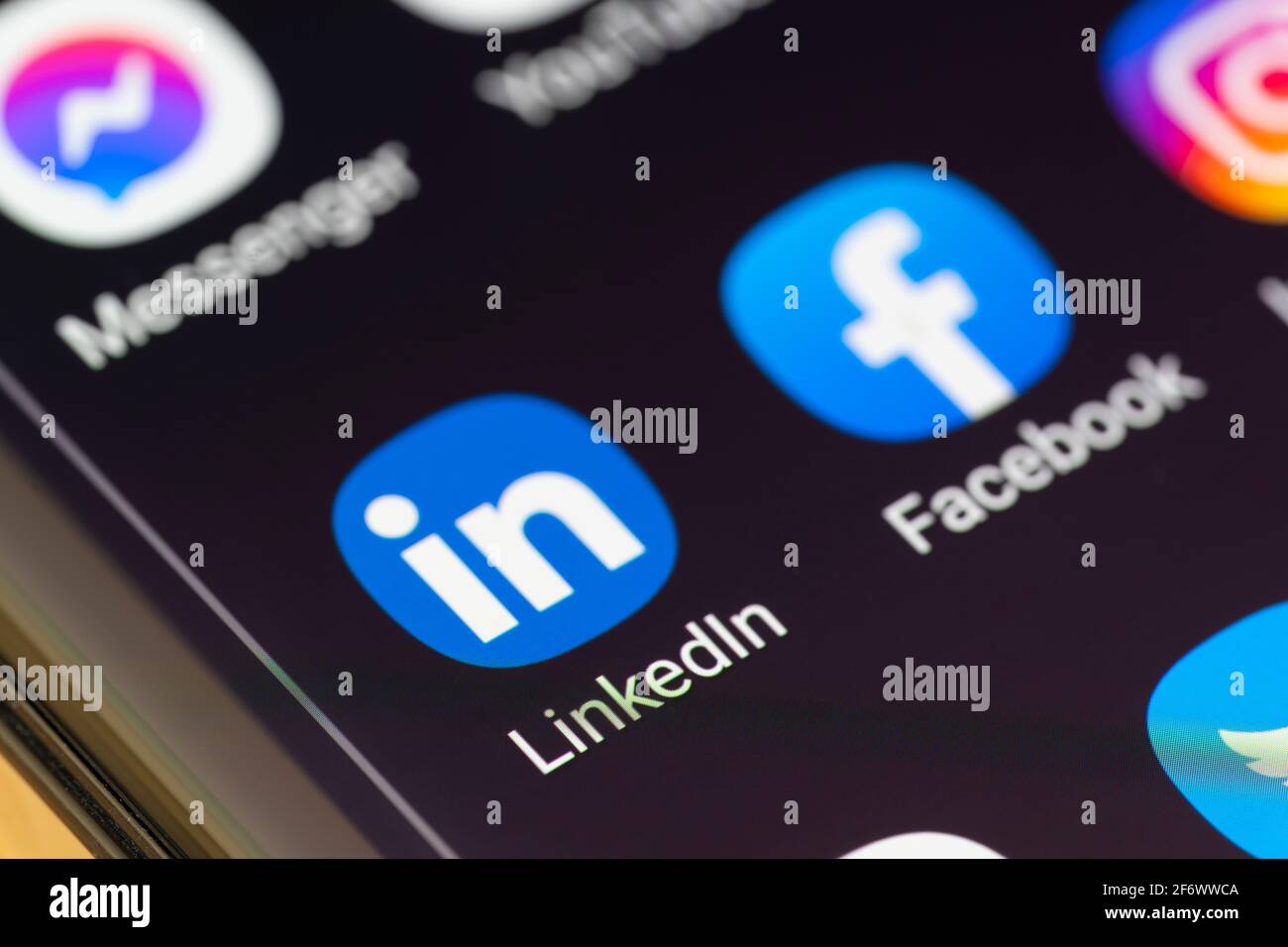 Gros plan macro de l'application LinkedIn sur l'écran d'un smartphone. LinkedIn est un service en ligne américain axé sur les affaires et l'emploi Banque D'Images