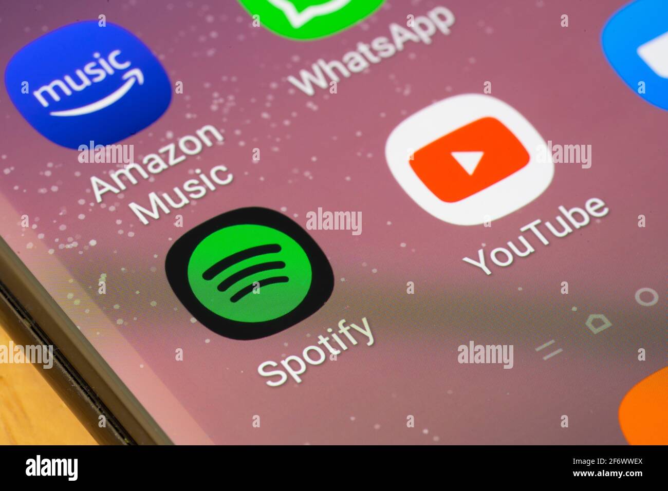 Gros plan macro de l'application Spotify sur l'écran d'un smartphone. Spotify est un fournisseur de services de diffusion audio et multimédia Banque D'Images