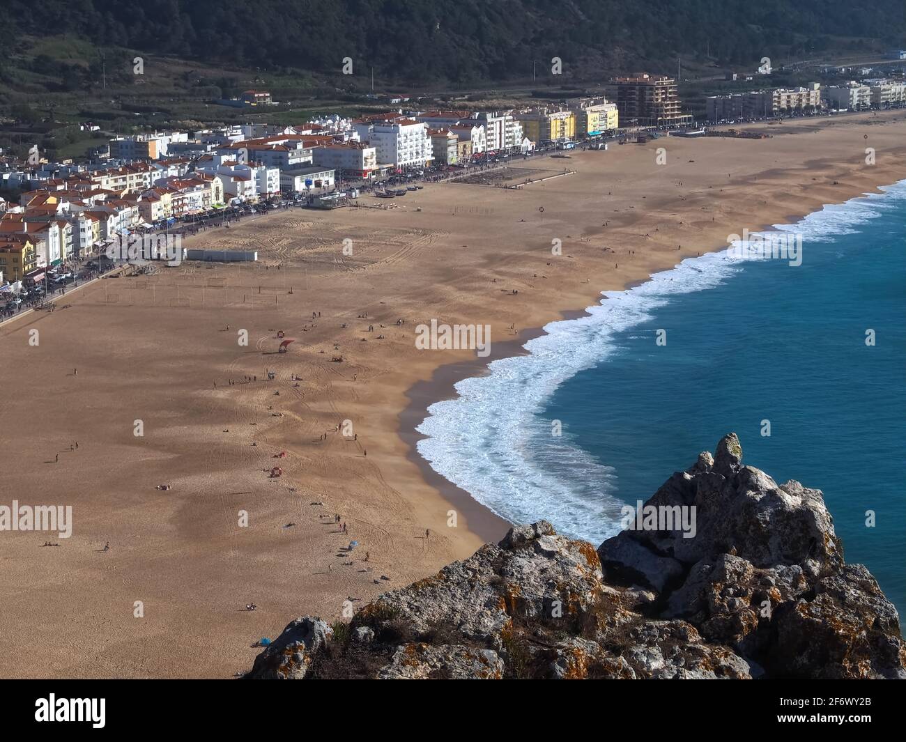 Vue aérienne de Nazare au Centro côte du Portugal avec Long Beach et bleu océan Atlantique Banque D'Images