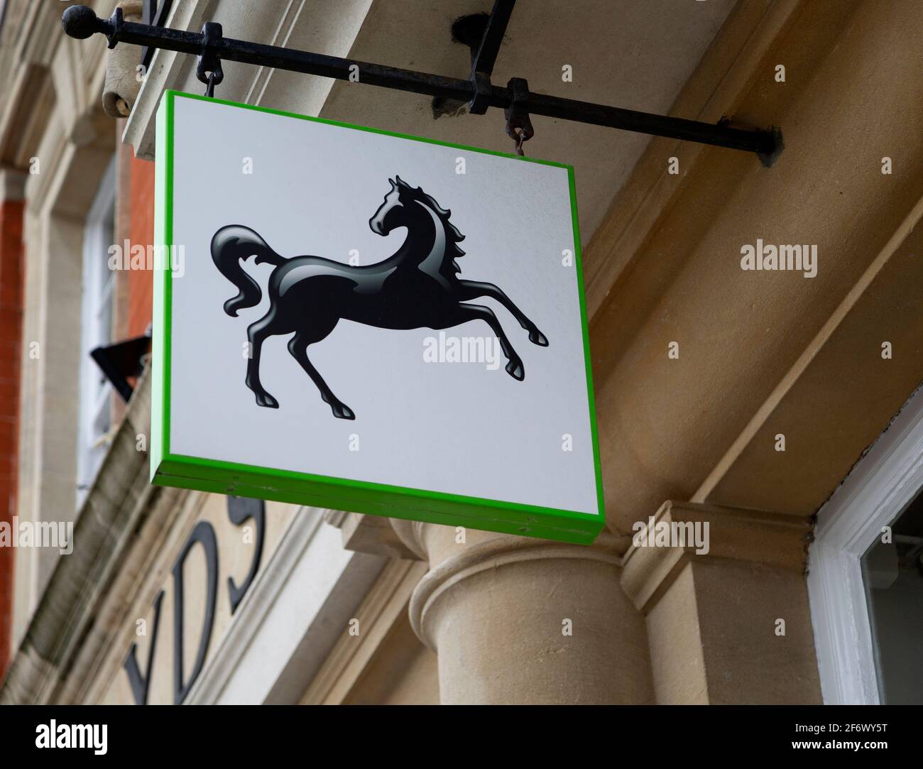 Black Horse wa;; panneau monté à l'extérieur de la succursale de Lloyds Bank, Devozes, Wiltshire, Angleterre, Royaume-Uni Banque D'Images