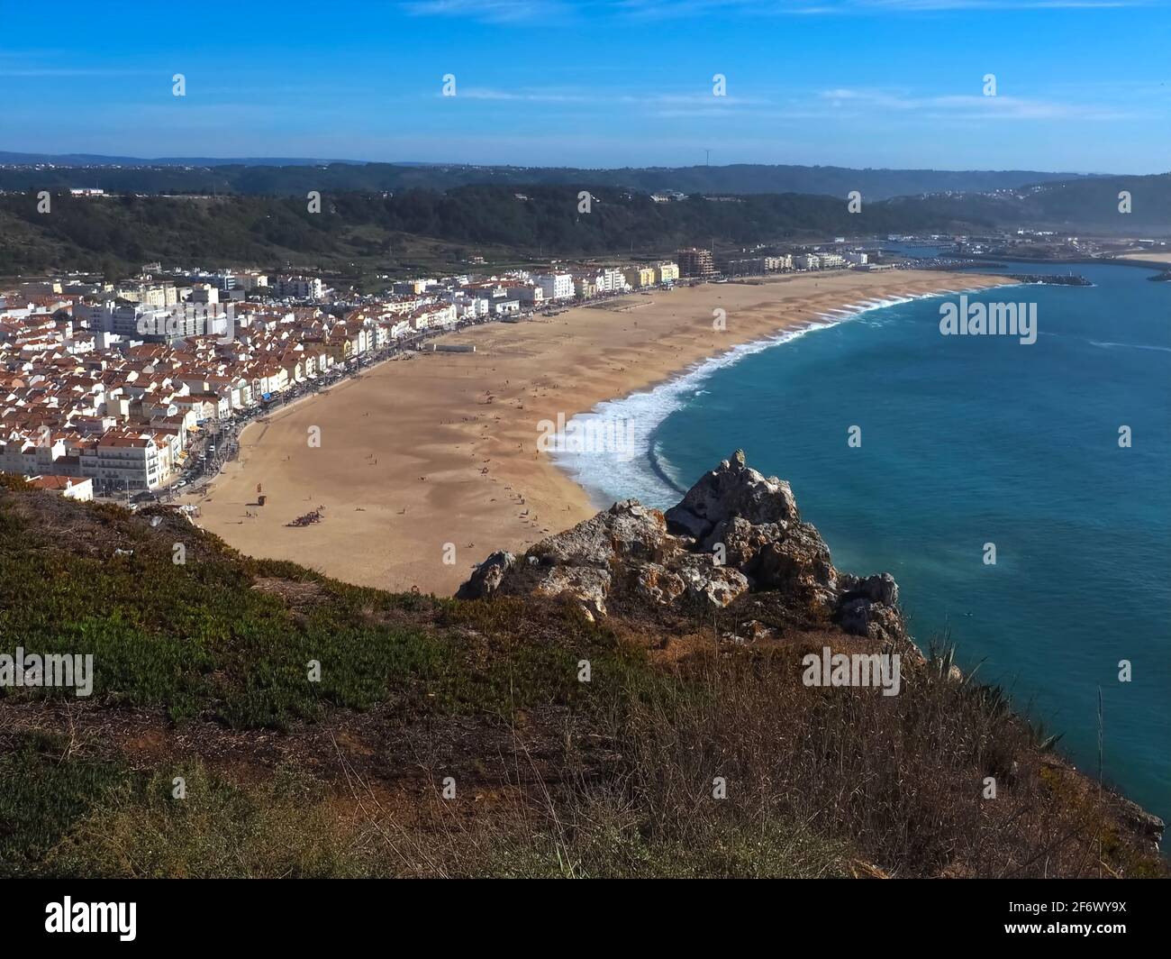Vue aérienne de Nazare au Centro côte du Portugal avec Long Beach et bleu océan Atlantique Banque D'Images