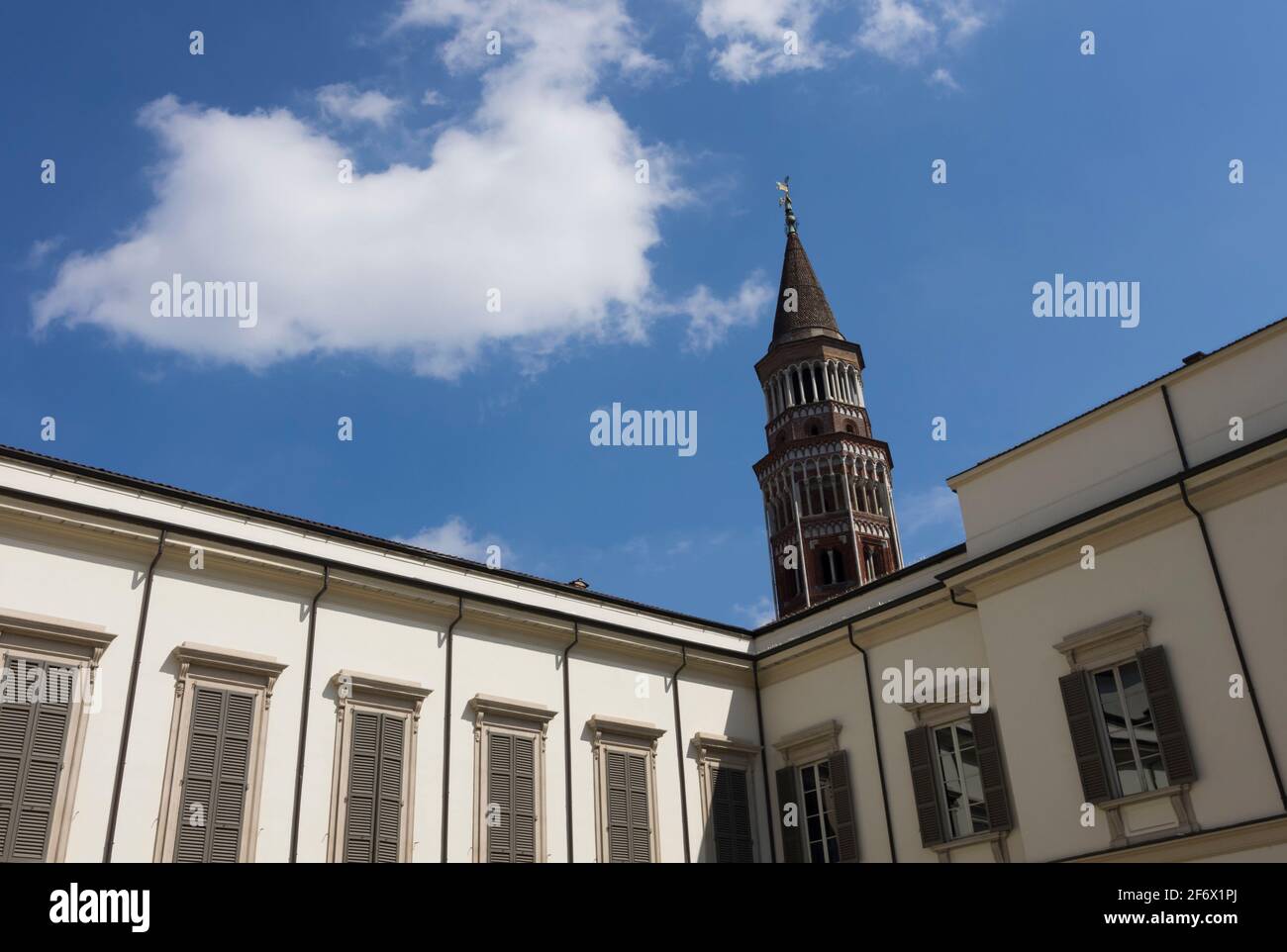 La tour de l'église San Gottardo et le Palais Royal de Milan, Italie. Banque D'Images
