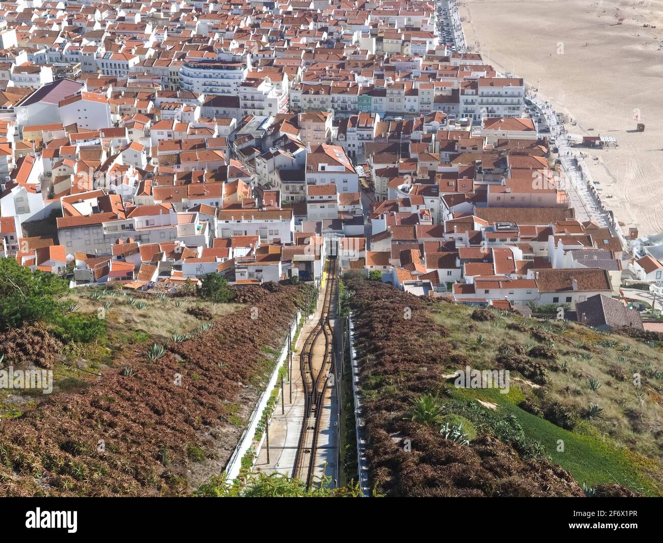 Vue aérienne de Nazare sur la côte Centro du Portugal Avec une longue plage et bleu océan Atlantique avec l'ascenseur Banque D'Images