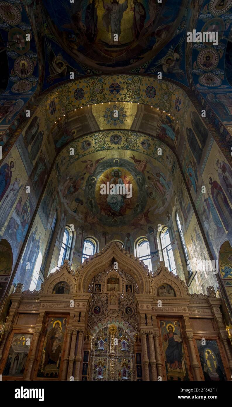 L'intérieur coloré de l'Église du Sauveur sur le sang renversé, Saint-Pétersbourg, Russie. Banque D'Images