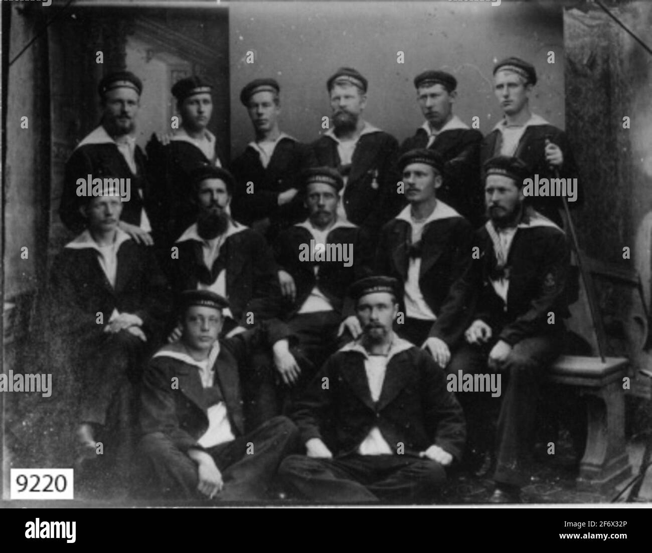 Photographie.Photographie en verre et cadre.le cadre de bois avec des coins creusés et des ornements coupés à la main.carton fourni avec des ornements en pression d'or.Groupe 13 Matroser à la flotte en Karlskrona.from la dernière partie du 19e siècle.1800 - 1899. Banque D'Images