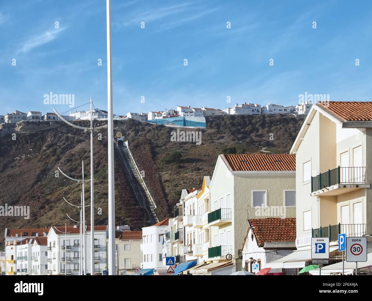 Nazaré sur la côte Centro du Portugal avec une longue plage Et bleu océan Atlantique Banque D'Images