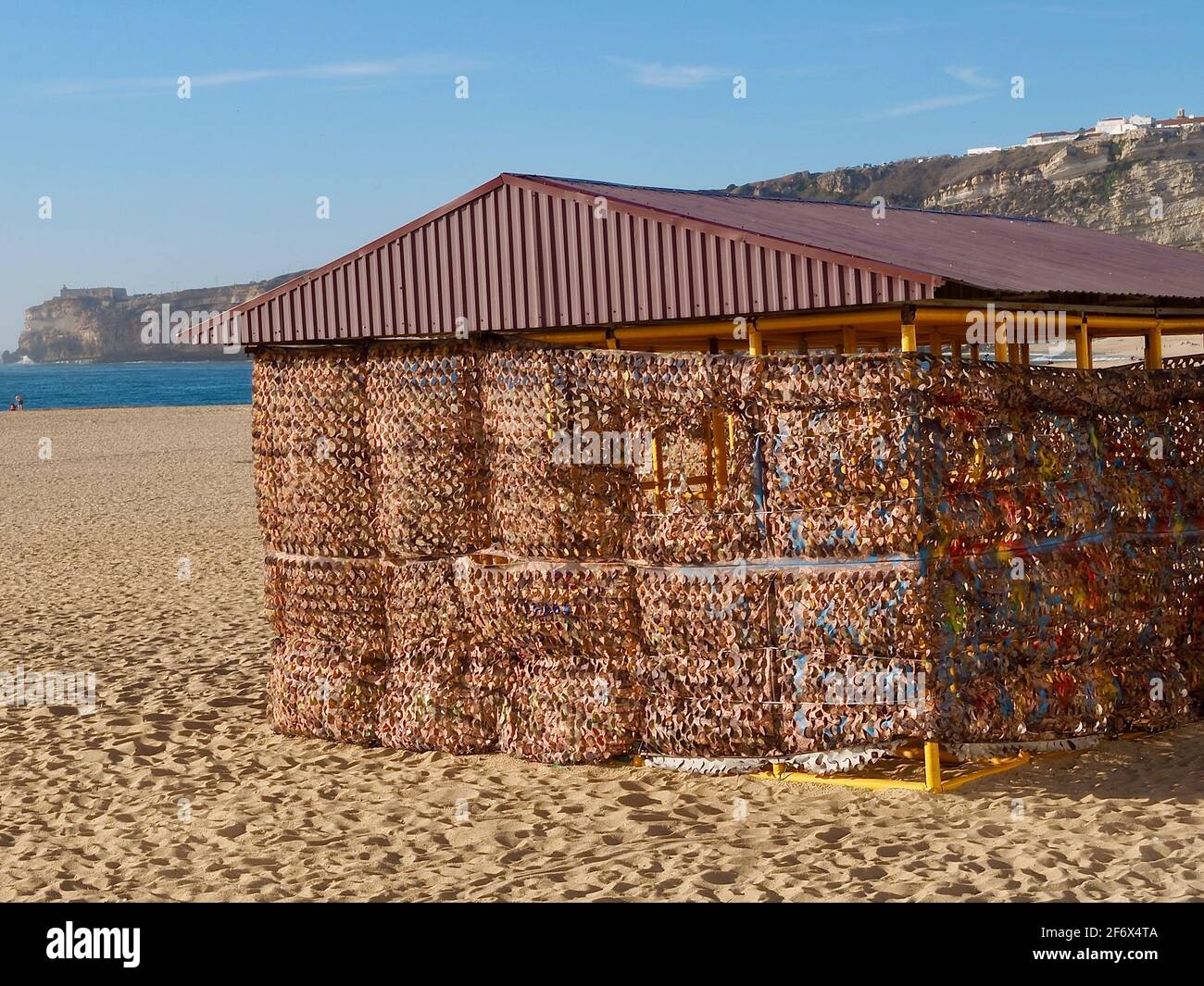 Nazaré sur la côte Centro du Portugal avec une longue plage Et bleu océan Atlantique et une cabane de pêcheur Banque D'Images