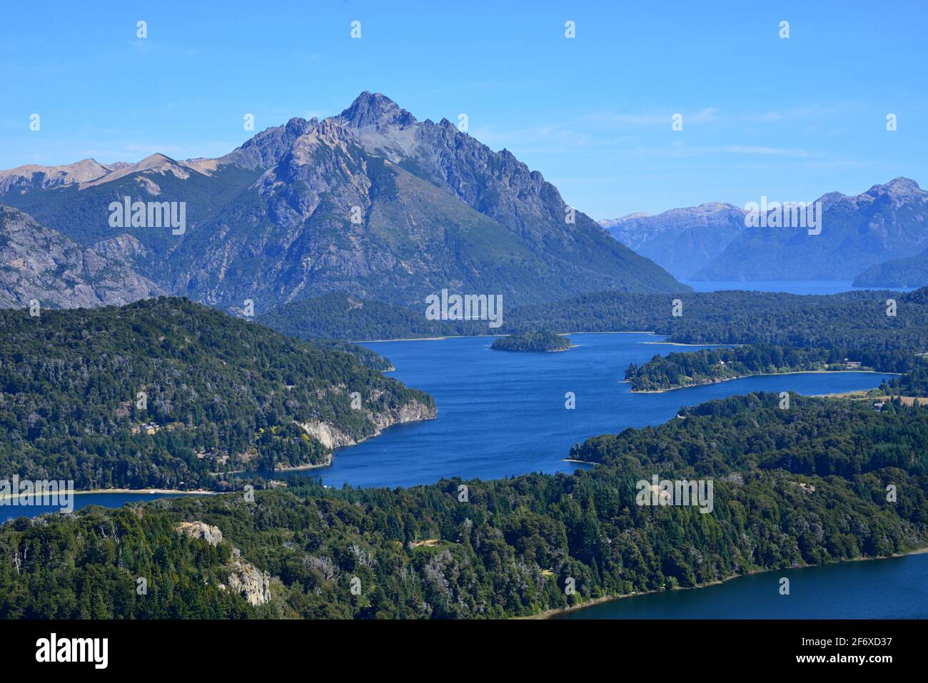 ARGENTINE-SAN CARLO DE BARILOCHE, région des lacs, d'origine glaciaire et entourée par la chaîne montagneuse des Andes Banque D'Images