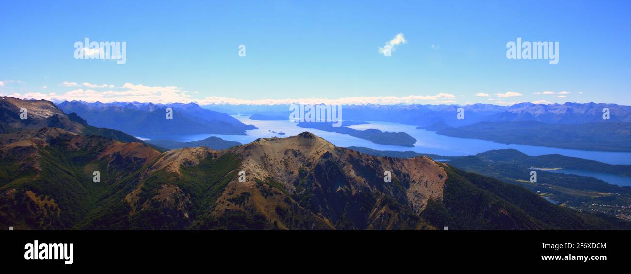 ARGENTINE-SAN CARLO DE BARILOCHE, région des lacs, d'origine glaciaire et entourée par la chaîne montagneuse des Andes Banque D'Images