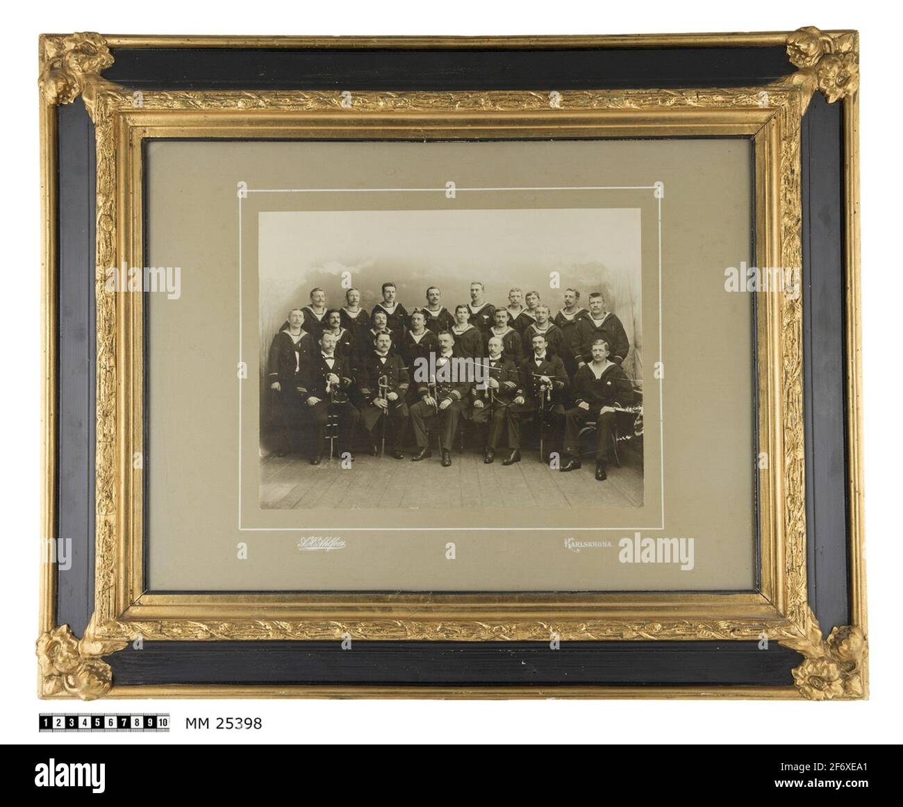 Photographie.Photographie encadrée représentant l'équipage de Vegas.22 personnes en photographie de groupe.Passespartout marqué A.H.Ahlfors Karlskrona.cadre en bois noir avec ornements dorés.le dos marqué au crayon, '2e de gauche V. Åström'.le grand-père du donneur V. Åström est inclus dans la photo, l'autre personne est assise de gauche.selon le donneur, L'équipage de Vega est représenté.Vega découvrait le navire d'Adolf Erik Nordenskiöld lorsque son expédition en 1878-1880 est devenue la première à voyager dans le passage du Nord-est.l'expédition a été extrêmement remarquée dans le monde entier et Vega avec cre Banque D'Images