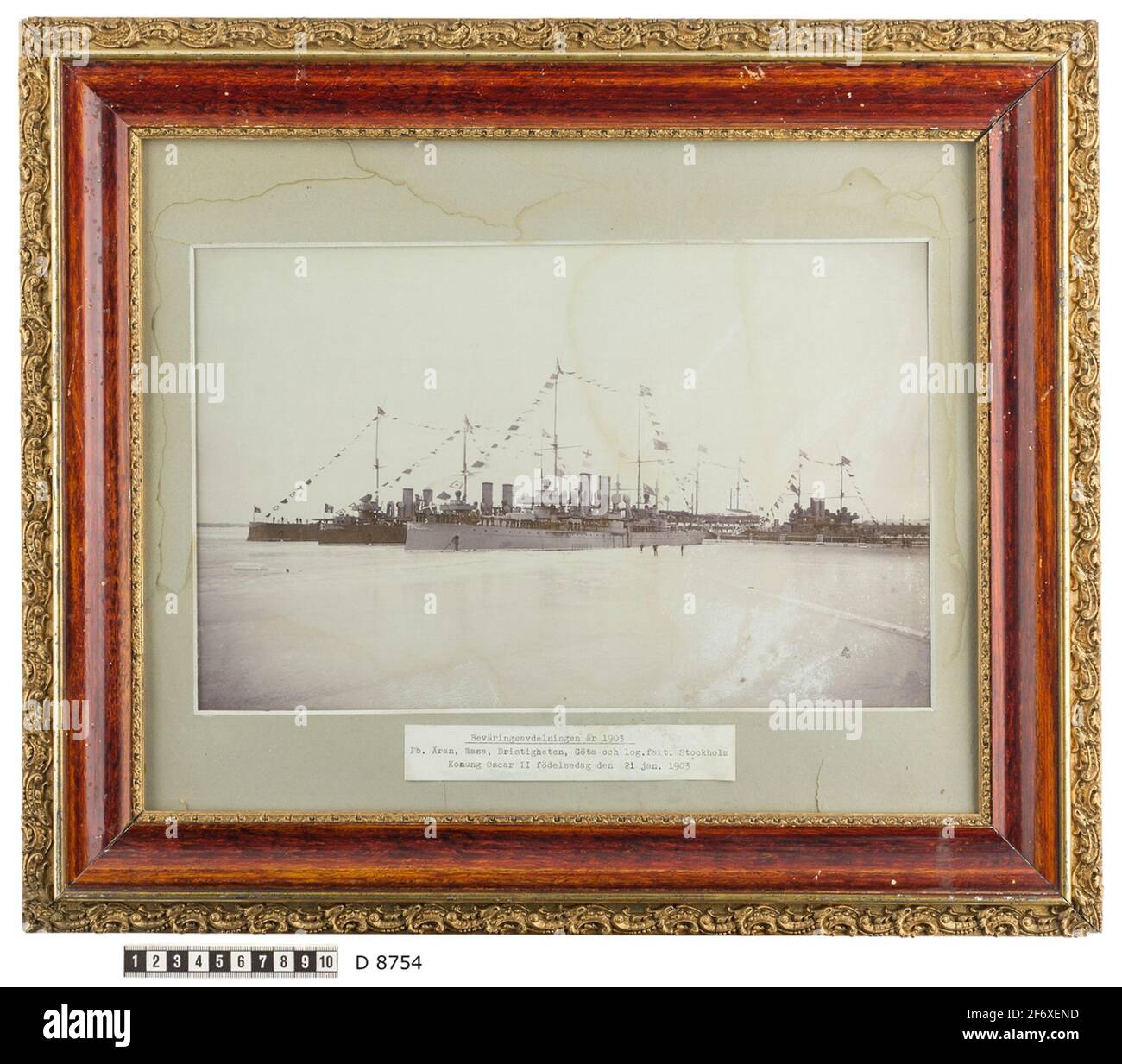 La photo montre quatre armuriers suédois Göta, Wasa, Honor, saoul et bateau d'hébergement Stockholm ancrage pendant l'hiver dans l'Örlogshamn de Karlskrona.les navires sont inclus dans le département de conservation et sont marqués pour l'anniversaire du roi Oscar II le 21 janvier 1903. Les bateaux sont fermement congélateurs et en face des personnes qui se déplacent sur la glace.pendant l'hiver dans Karlskrona Örlogshamn.bateaux sont inclus dans le département manuel et sont marqués pour l'anniversaire du roi Oscar II le 21 janvier 1903. Les bateaux sont fermement congélateurs et devant eux se déplacent dans la glace. Banque D'Images