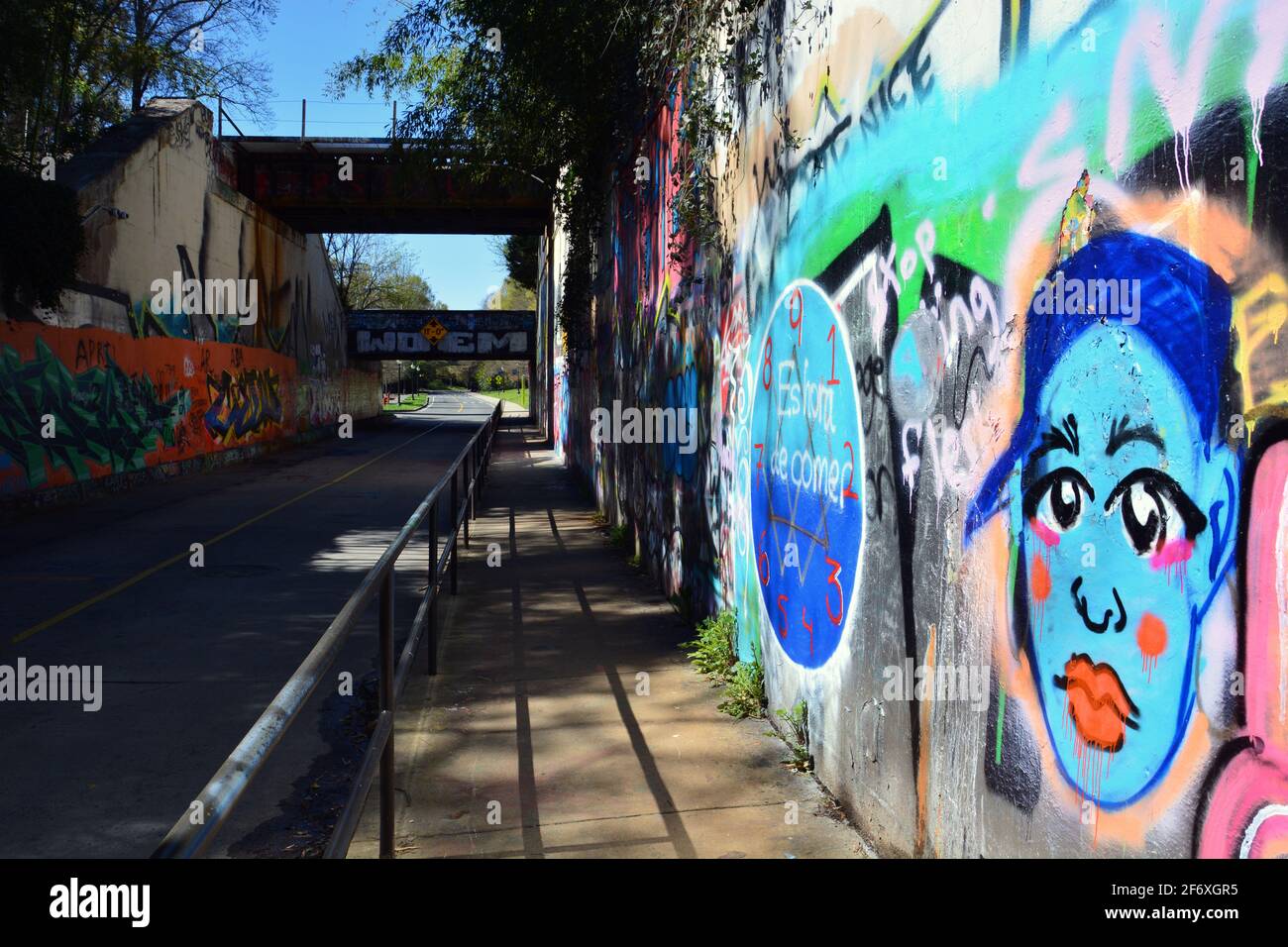 Le pont-tunnel de l'expression libre à l'Université Duke où les étudiants sont autorisés à peindre librement les graffitis sur le campus. Banque D'Images