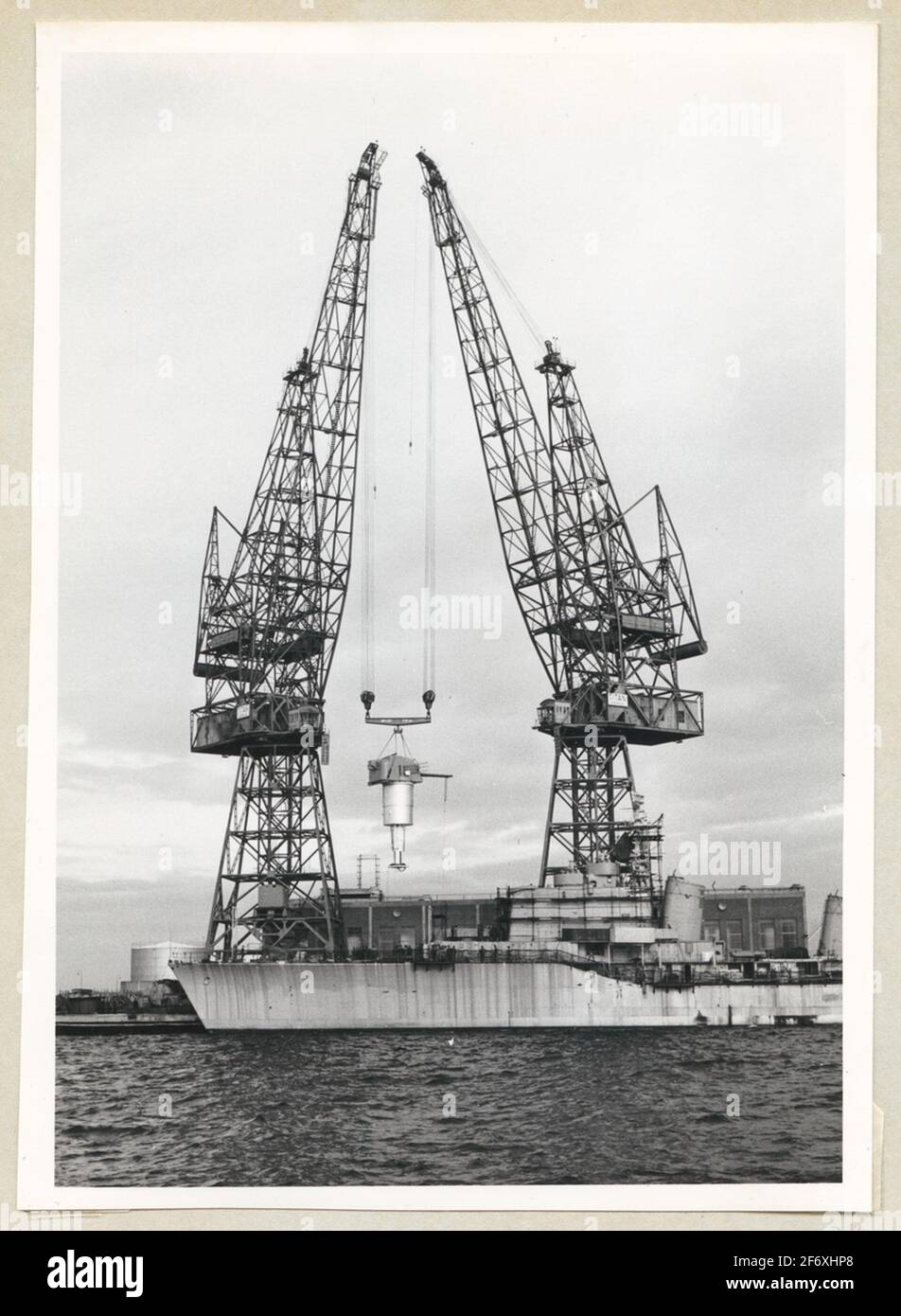 Pour la poursuite colombienne 20. Le Julio a été construit un atelier de canon, dans lequel la tour canon pourrait être entièrement assemblée.l'une des tours finies est mise à bord.1957-10-02.pour la poursuite colombienne 20. Le Julio a été construit un atelier de canon, Dans laquelle la tour canon pourrait être entièrement assemblée.une des tours finies est mise à bord.1957-10-02 l'association d'histoire de Malmö Shipper a reçu l'album d'un fils de Nils Holmström.Peter Skanze de l'association a en contact avec le directeur du Musée historique Hans-Lennart Ohlsson a exprimé que le don est Destiné au Musée d'histoire maritime, W Banque D'Images