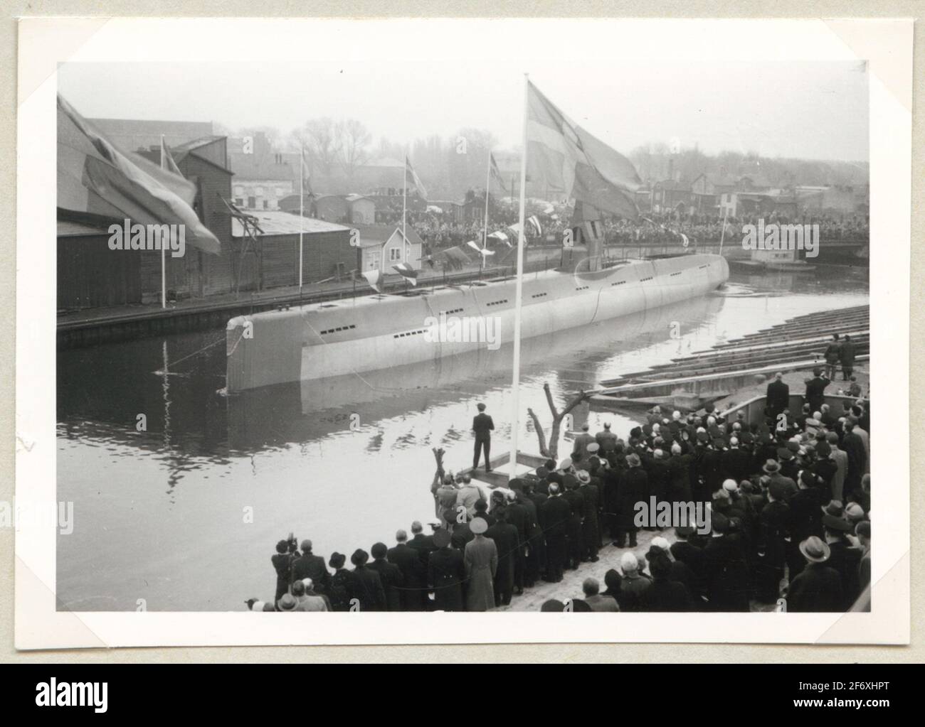 Dans le cadre du lancement du sous-marin Shark, le 50e anniversaire de l'arme sous-marine suédoise, 1954-12-11, a également été célébré. Dans le cadre du lancement du sous-marin Shark, le 50e anniversaire de l'arme sous-marine suédoise a également été célébré, 1954-12-11 Malmö cordes History Association a reçu l'album d'un fils de Nils Holmström.Peter Skanze de l'association a en contact avec le directeur du Musée historique Hans-Lennart Ohlsson a exprimé que le don est destiné au Musée d'Histoire maritime, alors que dans la lettre de don, un 'message à l'album finit dans n'importe quel musée avec un foyer Banque D'Images