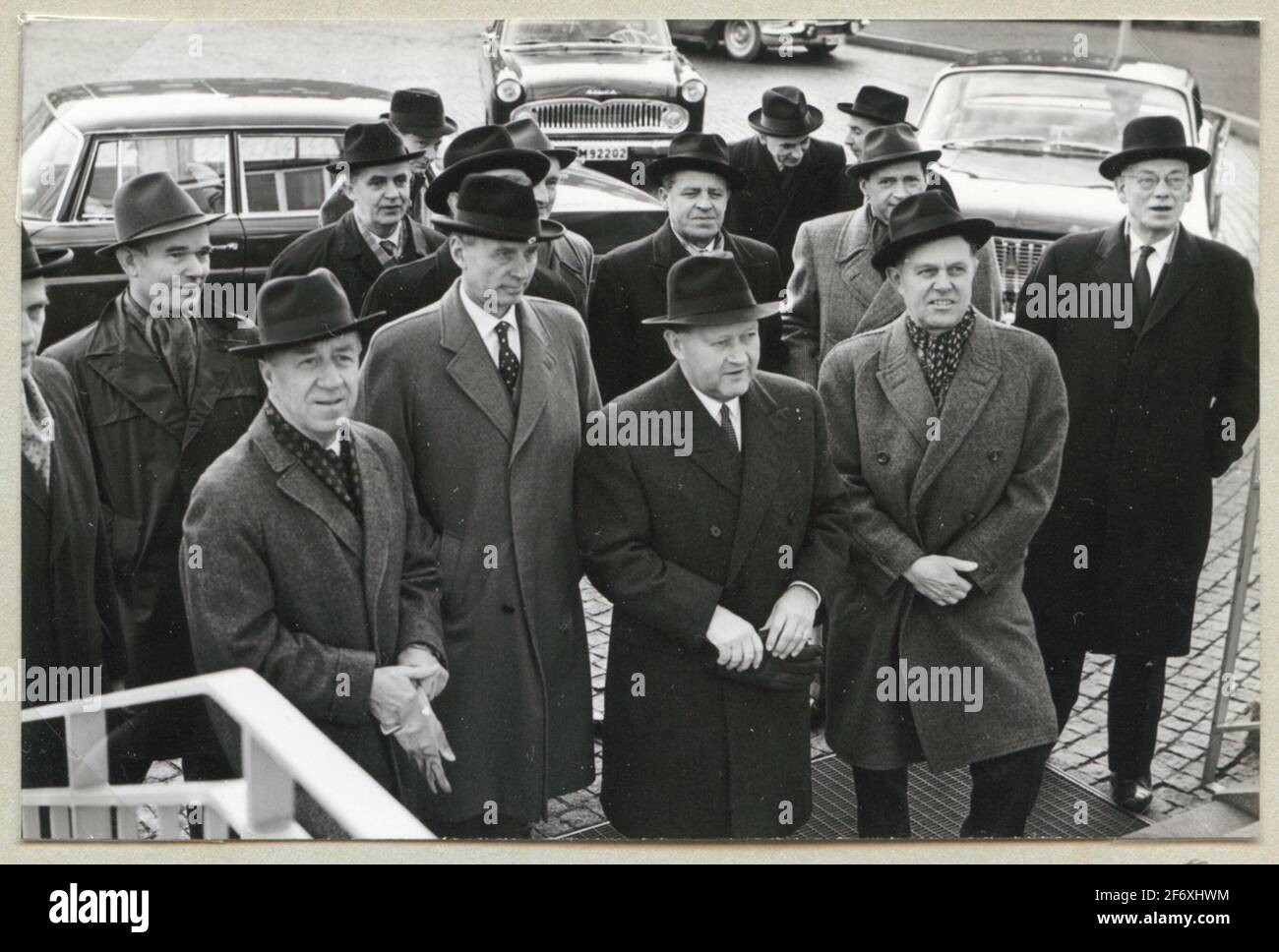 ... et les visiteurs suédois.la direction militaire rencontre Kockums et Oriented.About atomique et les machines à piles à combustible pour les sous-marins suédois.1962-11-26.... et les visiteurs suédois.la direction militaire rencontre Kockums et Oriented.About atomique et les machines à piles à combustible pour les sous-marins suédois.1962-11-26 l'association historique de construction navale de Malmö a reçu l'album d'un fils De Nils Holmström.Peter Skanze de l'association a en contact avec le directeur du Musée historique, Hans-Lennart Ohlsson, a exprimé que le don est destiné au Musée d'Histoire maritime, alors que dans le do Banque D'Images