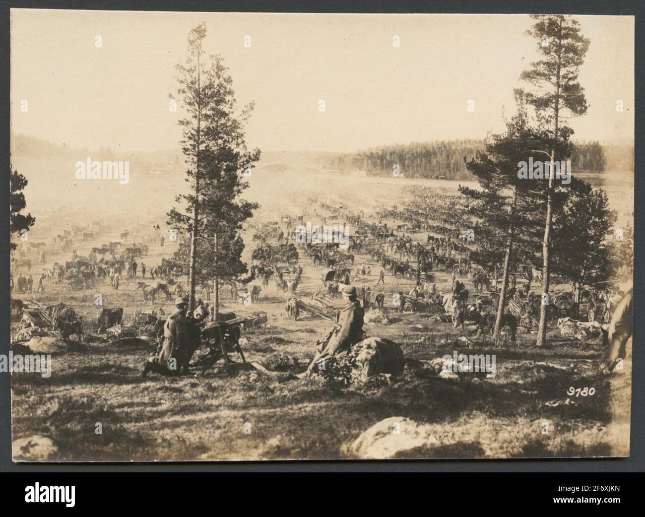 Sur cette photo panoramique, un grand champ ouvert est visible entre les collines basses qui sont remplies de chevaux et de personnes.selon l'approbation, les prisonniers finlandais sont avec leurs chevaux et des charrettes.au premier plan, trois soldats sont visibles avec une mitrailleuse qui est dirigée vers le camp .. Sur cette photo panoramique, un grand champ ouvert est visible entre les basses collines remplies de chevaux et de personnes.selon l'approbation, les prisonniers finlandais sont avec leurs chevaux et leurs charrettes.au premier plan, trois soldats sont visibles avec une mitrailleuse dirigée vers le camp. Banque D'Images