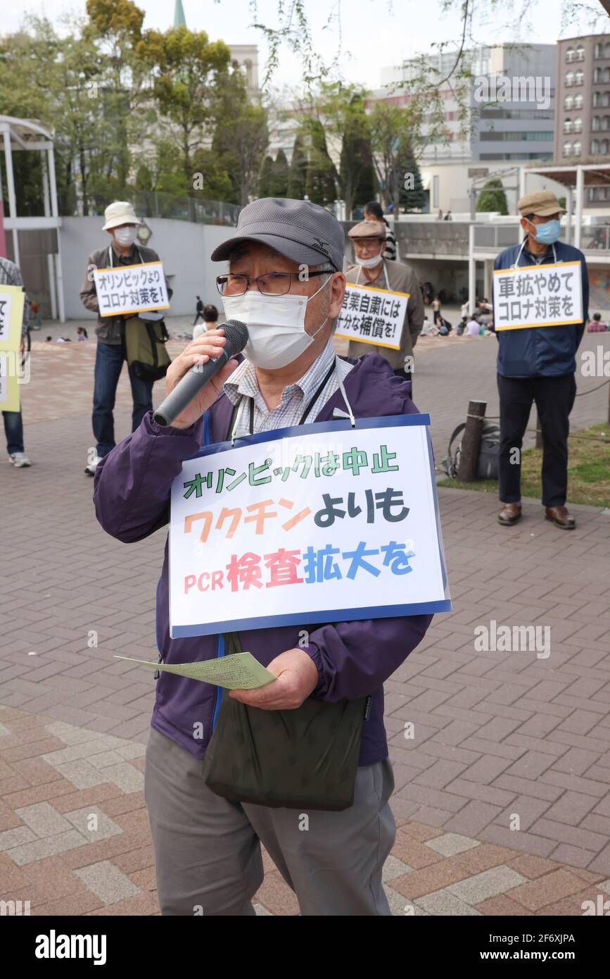 Un manifestant portant un masque prononce un discours tout en tenant un  écriteau pendant la démonstration. Nous n'avons pas besoin d'armes, mais de  contre-mesures Corona. » Les personnes âgées manifestent leur opinion