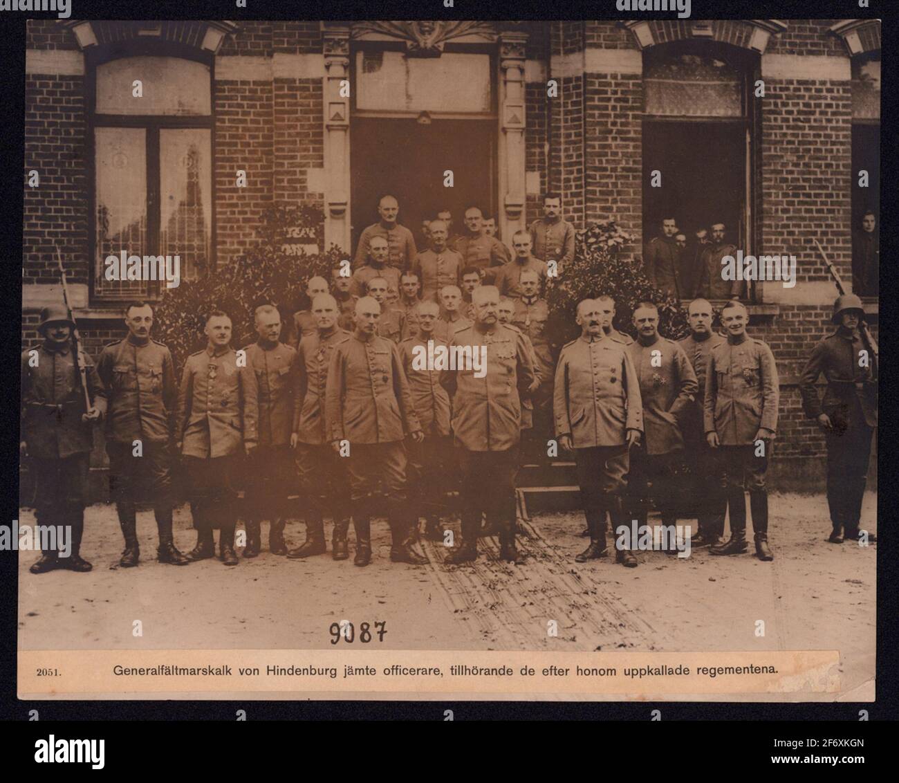 La photo montre le général de terrain allemand maréchal von Hinden sur un tribunal de groupe avec des officiers.Hindenburg se dresse sur un tapis recouvert de fleurs.tous les hommes portent l'uniforme avec des prix mais sans headdress. La photo montre le général de terrain allemand maréchal von Hinden sur un tribunal de groupe avec des officiers.Hindenburg se dresse sur un tapis recouvert de fleurs.tous les hommes portent l'uniforme avec des prix mais sans headdress. Banque D'Images