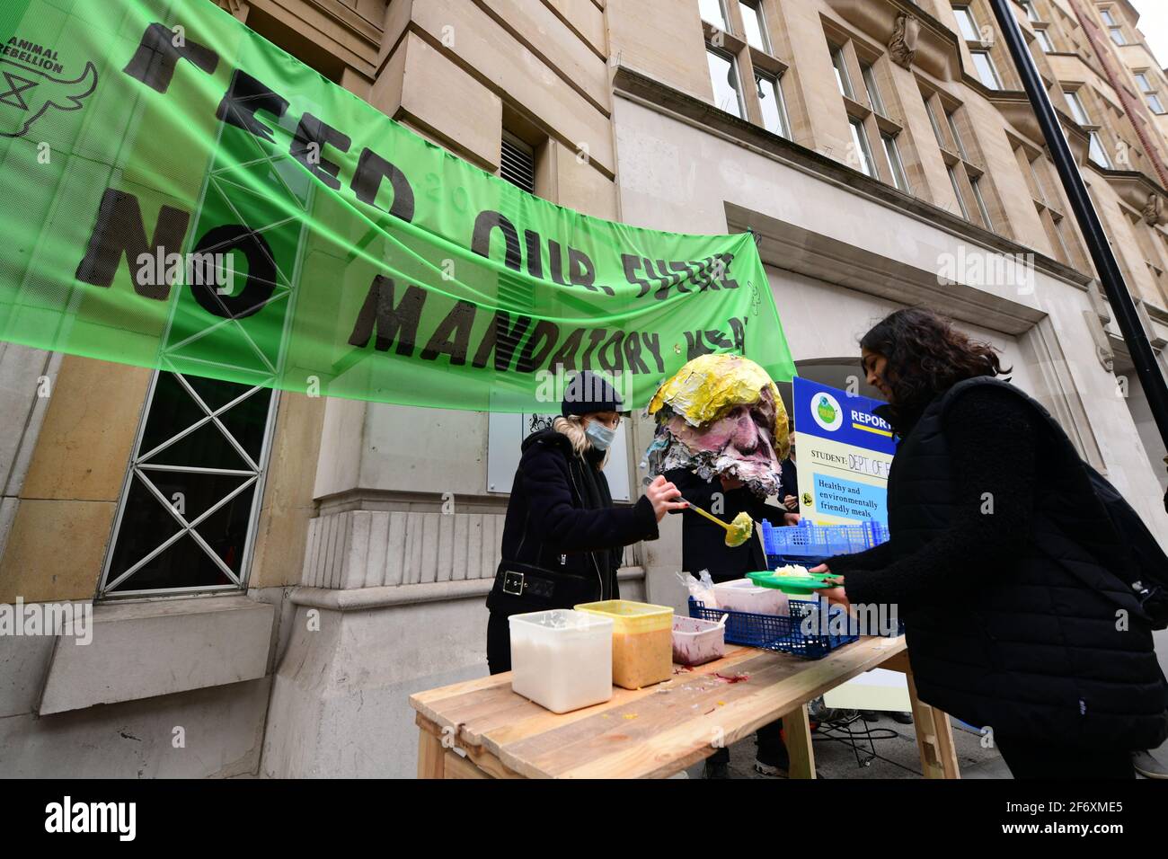 Les gens prennent part à une manifestation devant le ministère de l'éducation à Westminster, Londres, au sujet des directives nationales en matière d'alimentation scolaire. Date de la photo: Samedi 3 avril 2021. Banque D'Images