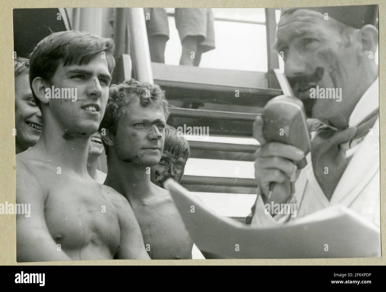 La photo représente les membres de l'équipage à bord de la rivière Mincoat à un rythme rapide pendant les cérémonies autour d'une ligne. La photo montre, entre autres choses, le prince héritier Carl Gustav, le dernier roi Carl XVI Gustaf, qui se tient et écoute Oskar Linde qui est habillé en secrétaire Neptune et parle dans un microphone. A côté du prince héritier, à gauche de l'image, l'aspirant est Hans-Eric von der Groeben .. La photo représente les membres de l'équipage à bord de la rivière Mincoat lors des cérémonies autour d'une ligne. La photo montre, entre autres choses, le prince héritier Carl Gustav, le dernier roi Carl Banque D'Images