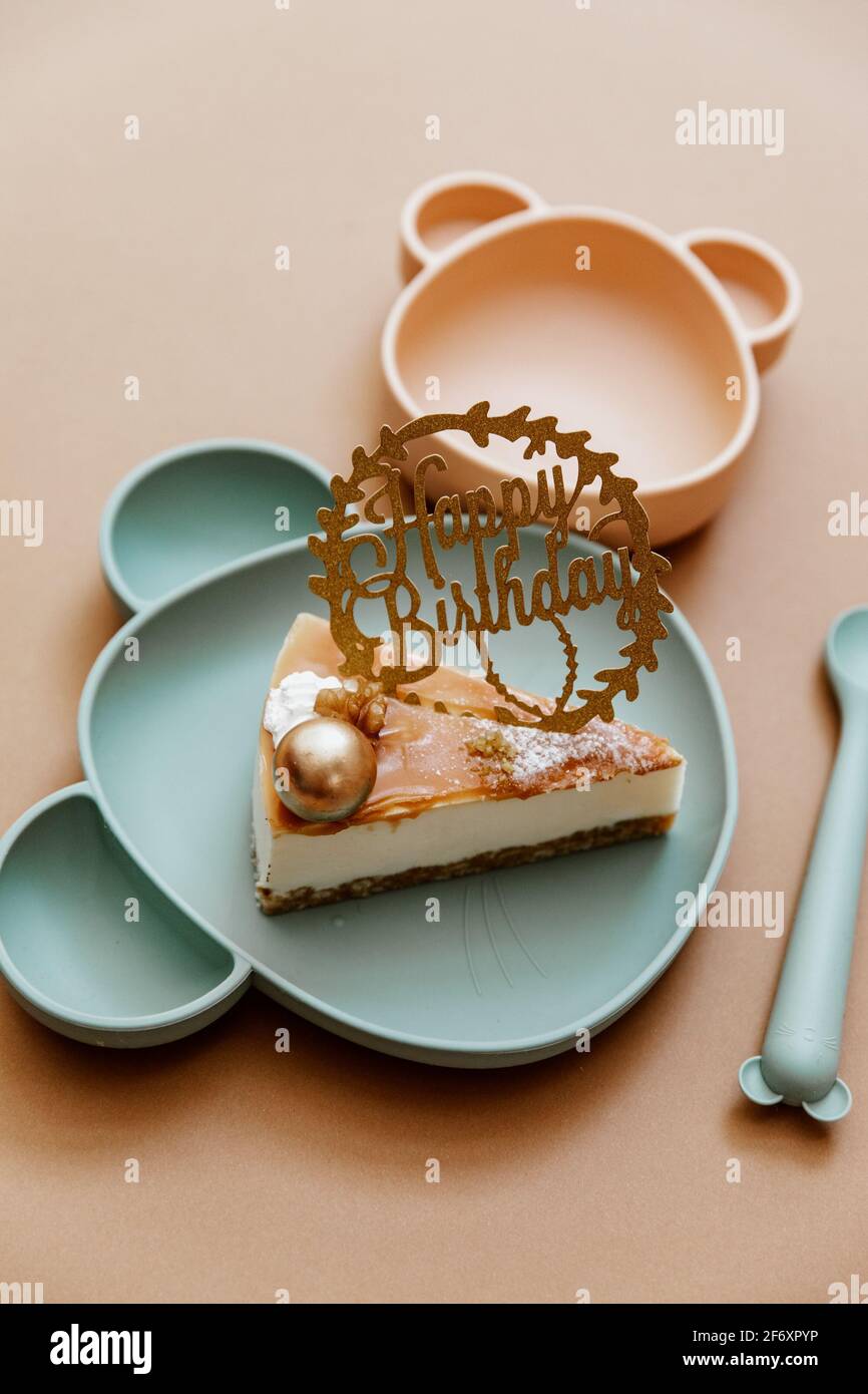 Tranche De Gateau D Anniversaire Au Chocolat Sur L Ours En Plastique D Un Bebe Plaque Profilee Photo Stock Alamy