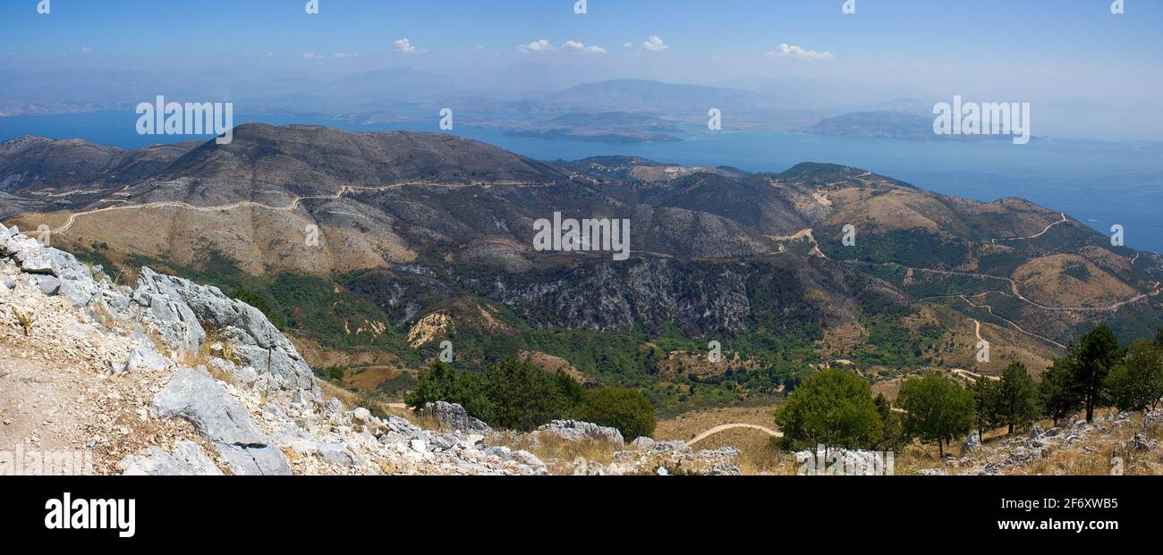 Vue panoramique sur l'île de Corfou depuis le sommet du Pantocrator à Corfou, Grèce Banque D'Images