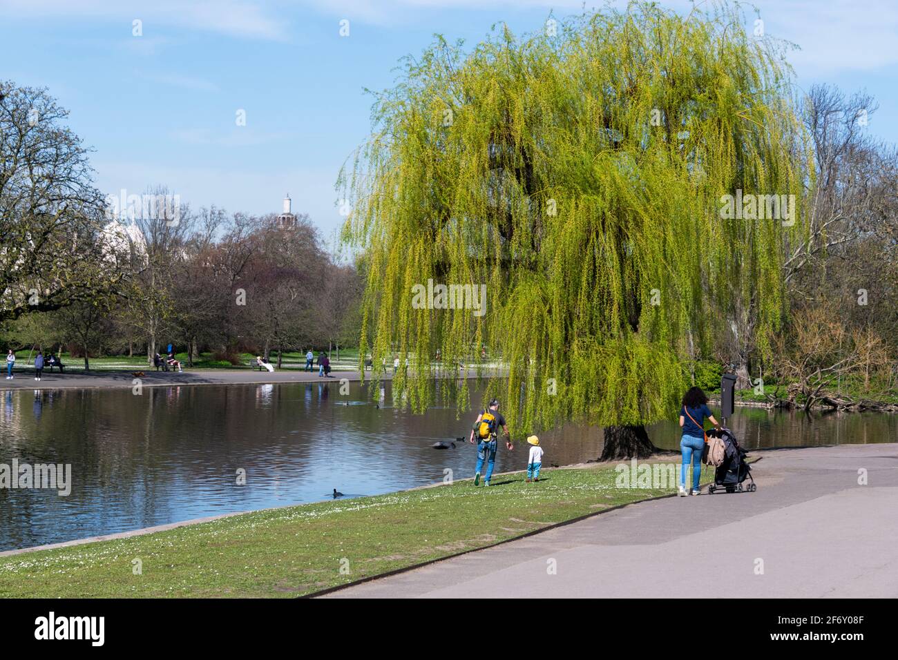 Les personnes qui se promo autour du lac à Regent's Park Londres le lendemain de l'assouplissement des restrictions de verrouillage Banque D'Images