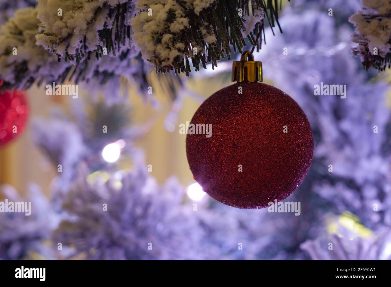 Arbre de noël rouge sur l'arbre de Noël Banque D'Images