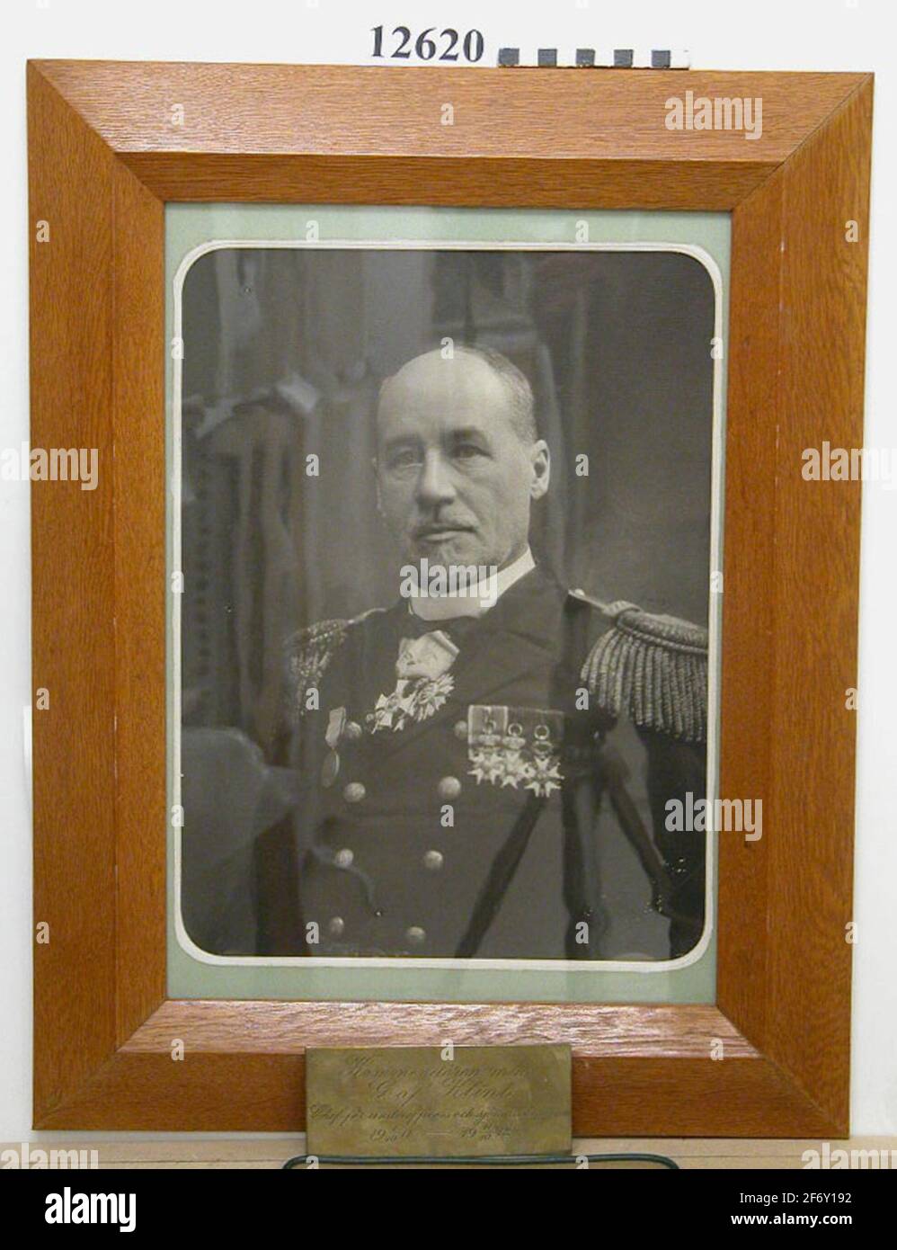 Photographie.Photographie, personne- en verre et cadre de chêne.texte sur plaque signalétique en laiton argenté: Commandant M.M.G. AF Klint Chef des sous-officiers et des officiers de mer 1/10 1911 - 11/10 1912NEG.NR 4936-4947 1911 - 1912 (1911-12) Banque D'Images