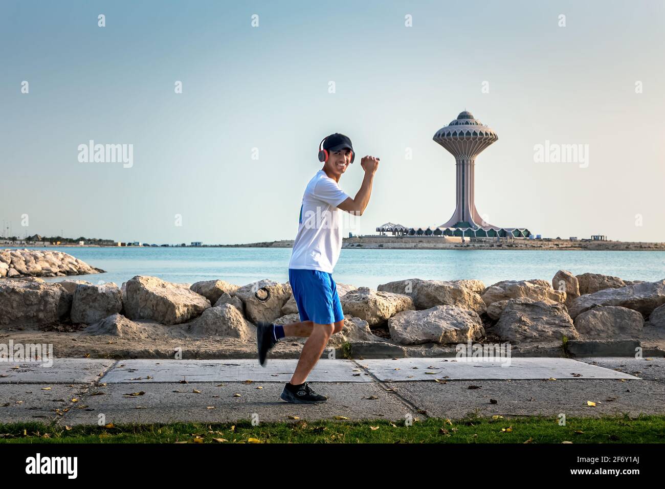 Un jeune homme arabe se présente le matin à Al Khobar Corniche, en bord de mer. Khobar, Arabie Saoudite. 02-avril-2021. Banque D'Images