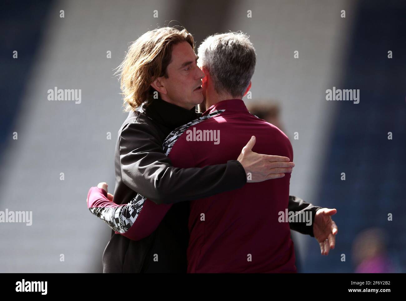 Thomas Frank, directeur de Brentford (à gauche), célèbre son objectif d'égalisation pour le faire 1-1 lors du match du championnat Sky Bet au stade John Smith, Huddersfield. Date de publication : samedi 3 avril 2021. Banque D'Images