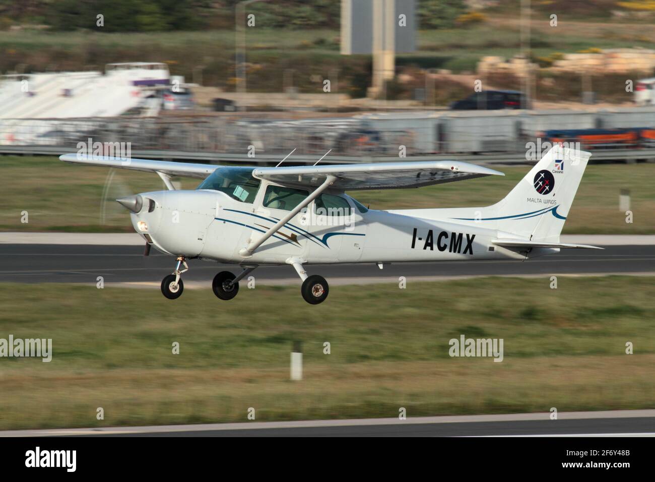 Cessna 172 Skyhawk petit avion privé effectuant des tounand-Goes à Malte Aéroport international Banque D'Images Cessna 172 Skyhawk petit avion privé effectuant des tounand-Goes à Malte Aéroport international Banque D'Images