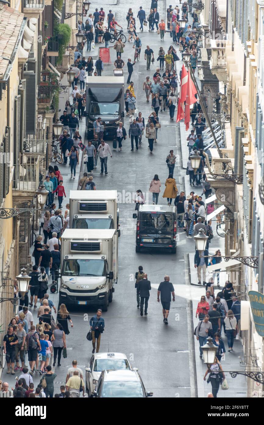 Rome, Italie - Oct 04, 2018: Les touristes se bouscent et descendent dans la rue Via dei Condotti, Rome Banque D'Images