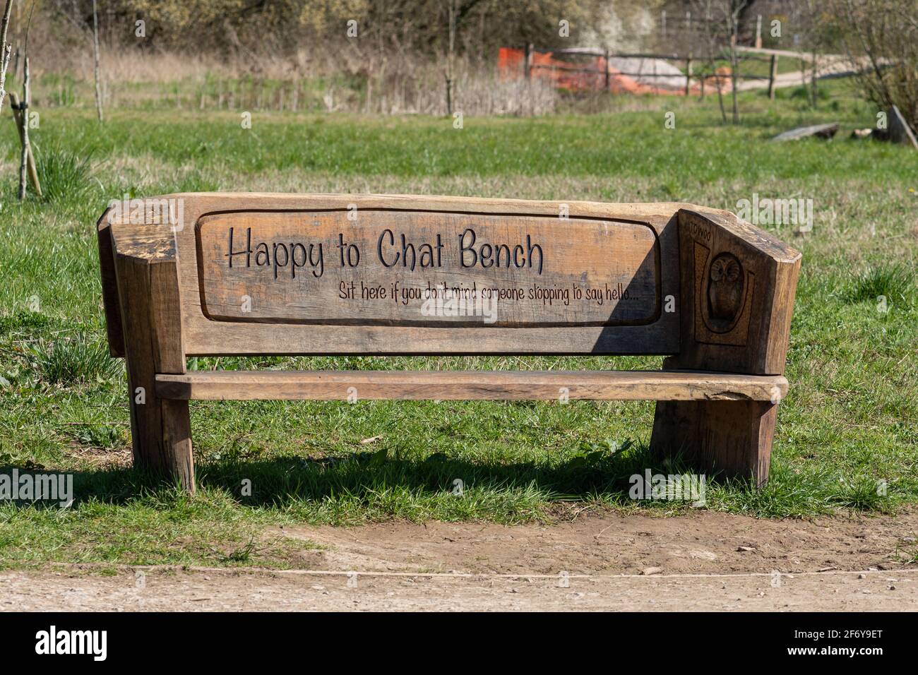 Heureux de discuter banc dans un parc de campagne dans Hampshire, Royaume-Uni, pour aider avec des sentiments d'isolement social ou de solitude. Concept de bien-être Banque D'Images