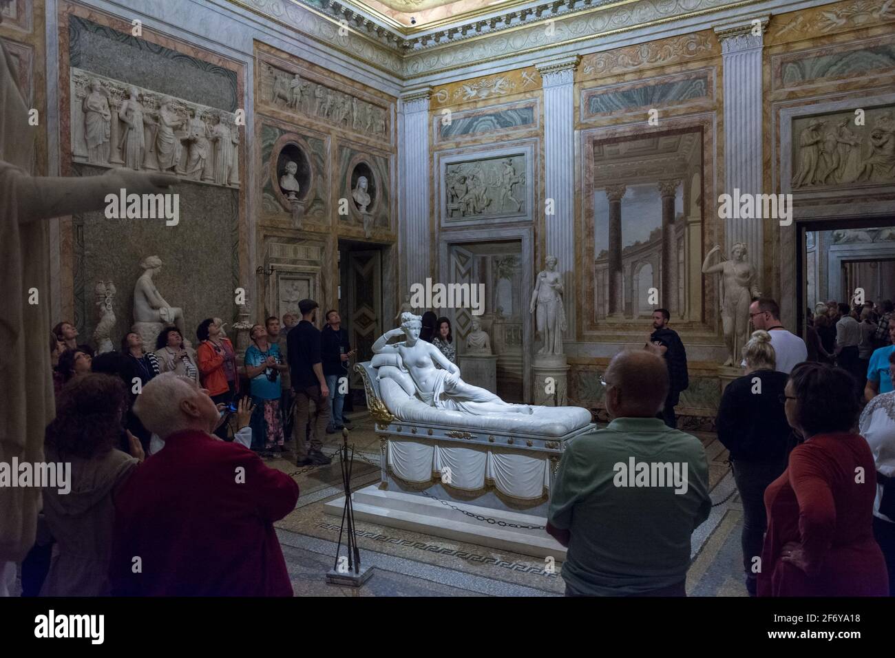 Rome, Italie - 05 octobre 2018 : les touristes admirent la sculpture de la galerie Borghèse, Rome Banque D'Images