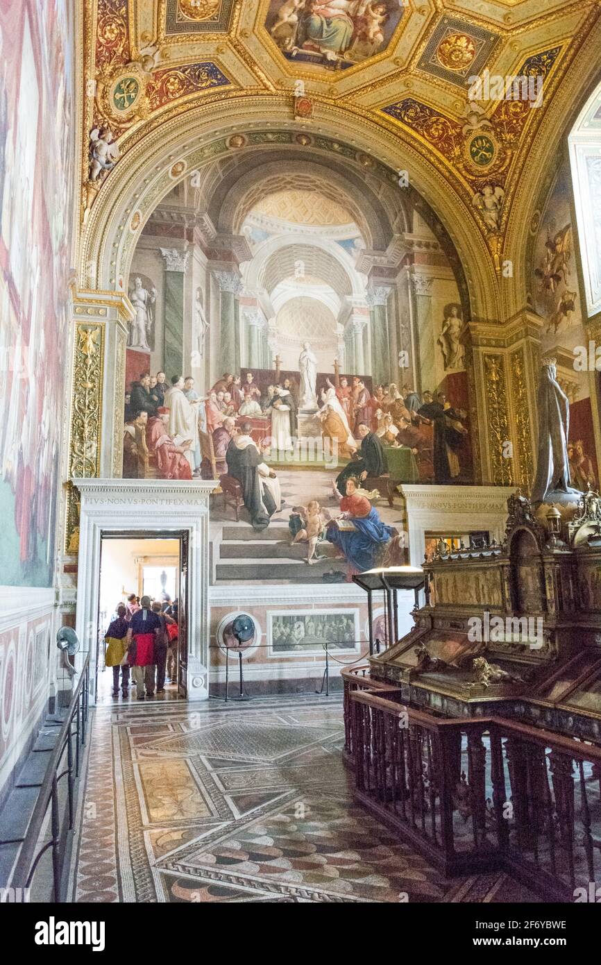 Rome, Italie - 06 octobre 2018 : salle de la conception immaculée, la Sala dell’immacolata, avec des fresques de Francesco Podesti, musées du Vatican Banque D'Images