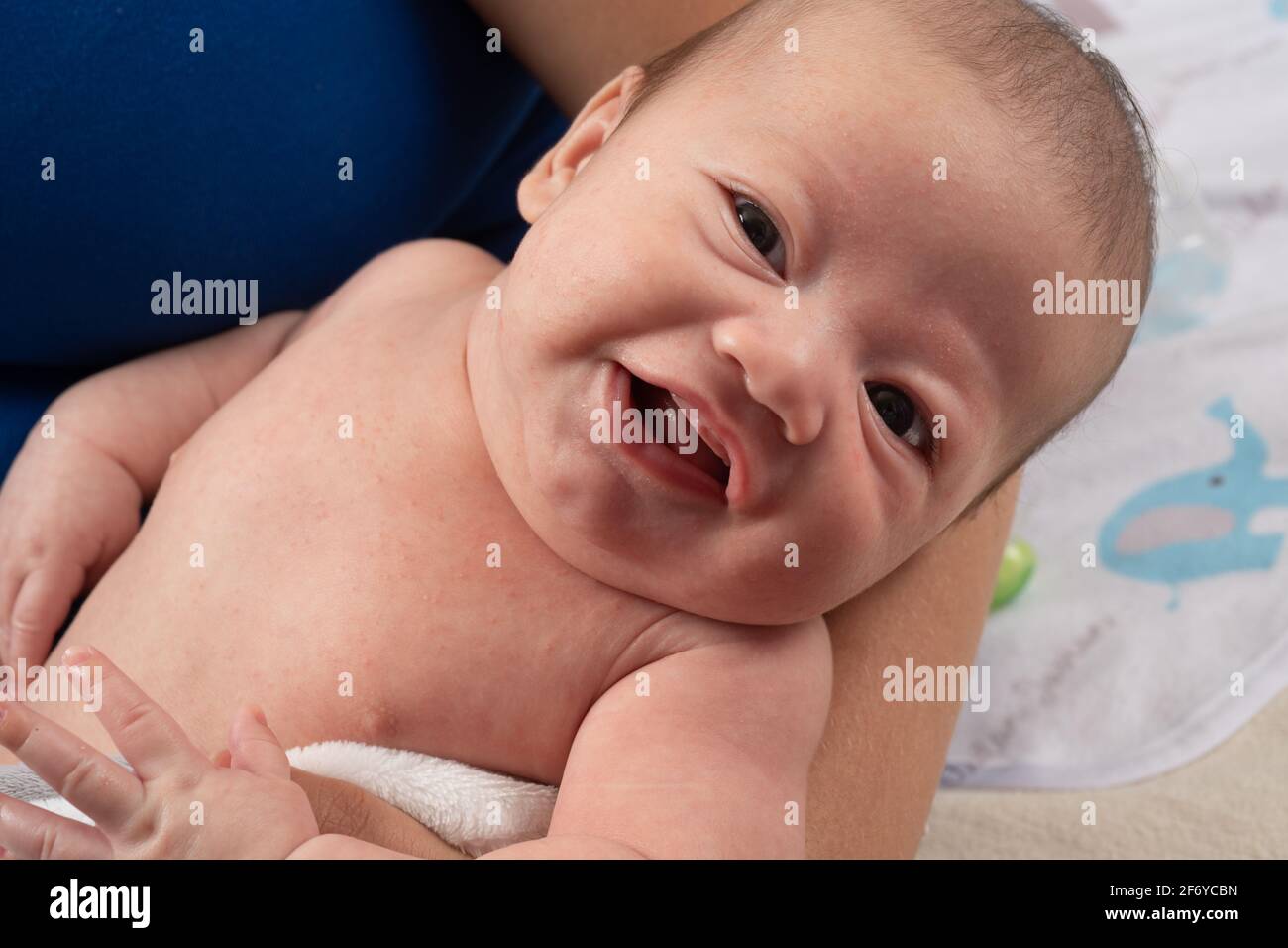 Nouveau-né bébé garçon de 7 semaines gros plan portrait tenu par mère Banque D'Images