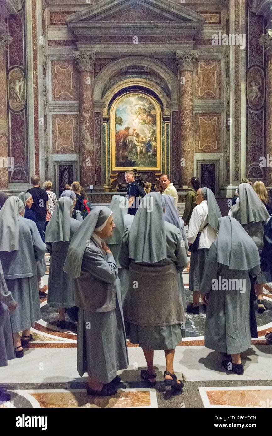 Rome, Italie - 06 octobre 2018 : nonnes devant la peinture dans la cathédrale Saint-Pierre Banque D'Images