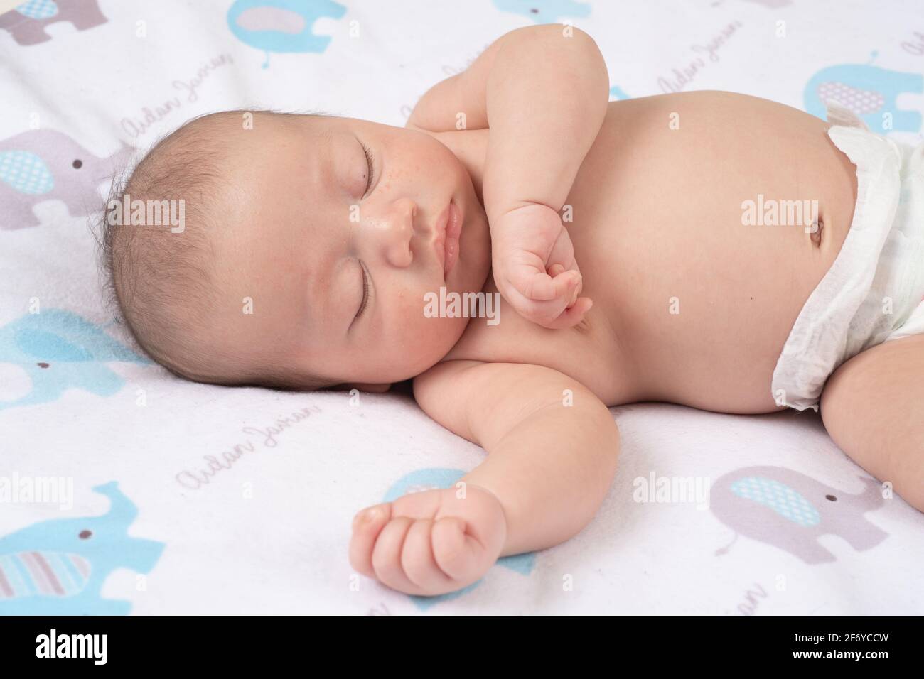 Nouveau Ne Bebe Garcon De 7 Semaines En Gros Plan Endormi Cote Photo Stock Alamy Nouveau Ne Bebe Garcon De 7 Semaines En Gros Plan Endormi Cote Photo Stock Alamy