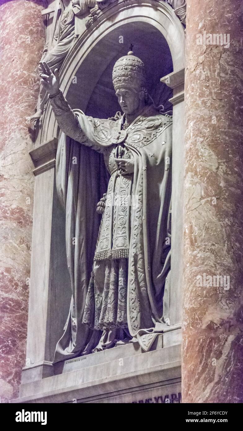 Rome, Italie - 06 octobre 2018 : statue du Pape dans la cathédrale Saint-Pierre Banque D'Images